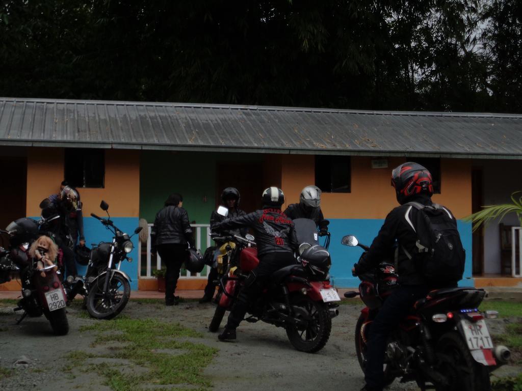 Hotel Hostal Henrry'S Mindo Esterno foto