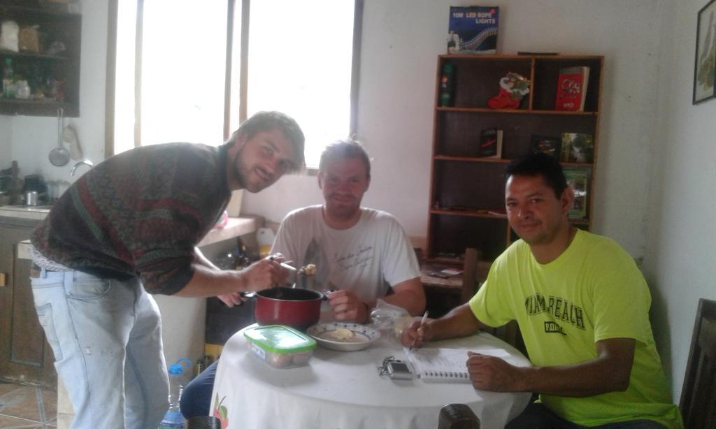 Hotel Hostal Henrry'S Mindo Esterno foto