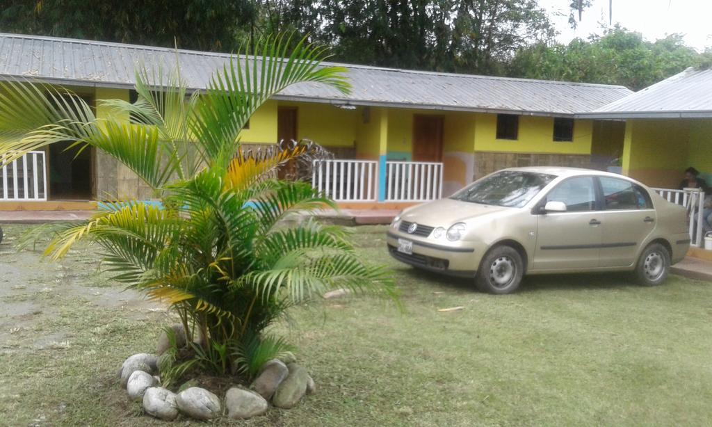 Hotel Hostal Henrry'S Mindo Esterno foto
