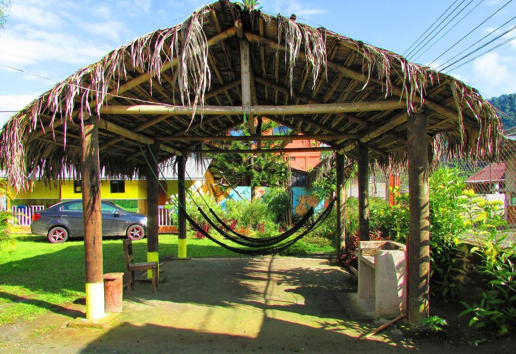 Hotel Hostal Henrry'S Mindo Esterno foto
